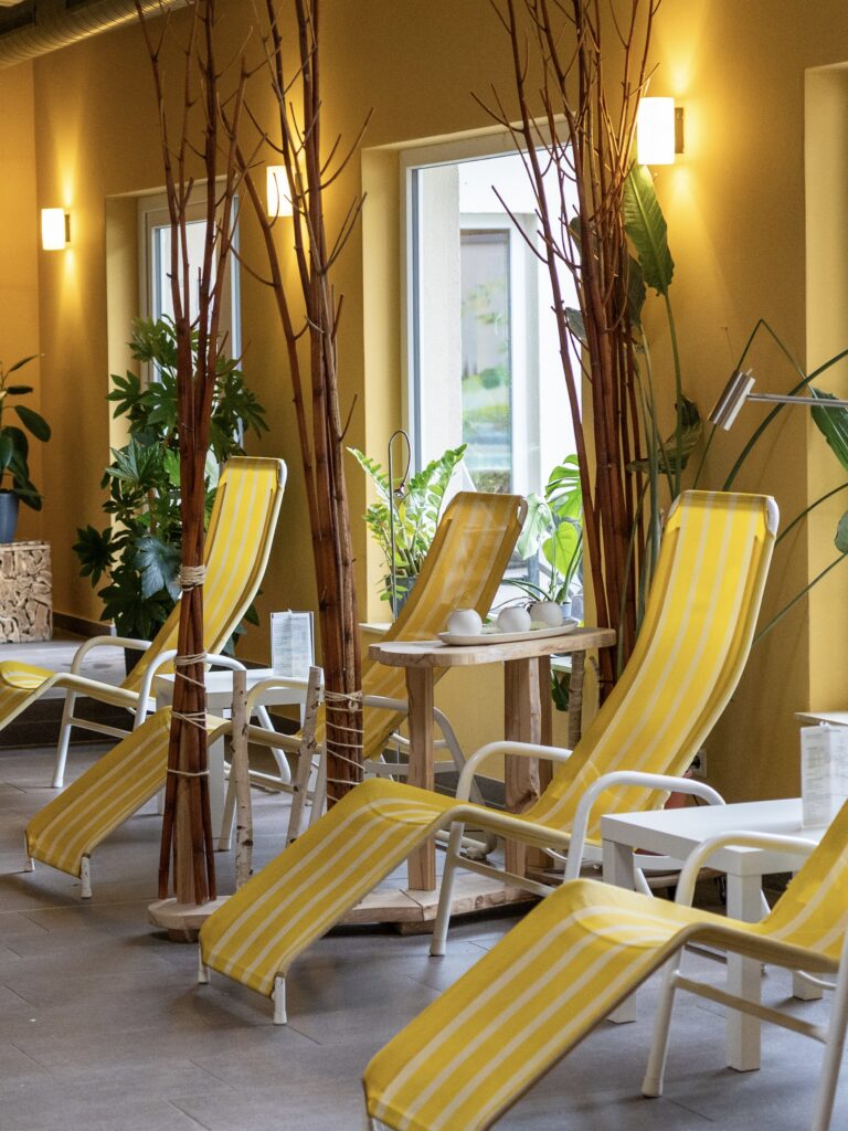 Liegen im Wellnessbereich