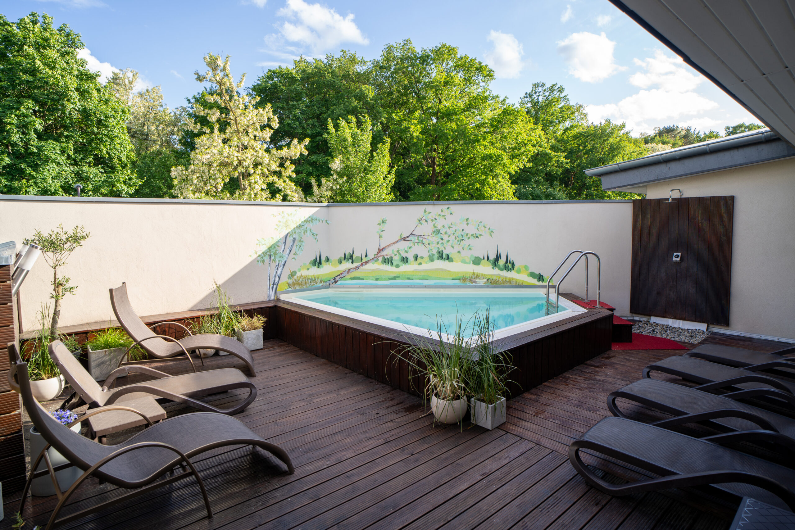 Au&szlig;enpool im Wellnessbereich