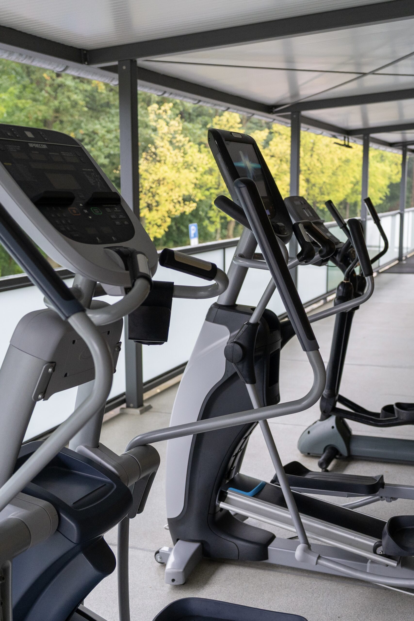 Crosstrainer auf Trainingsbalkon